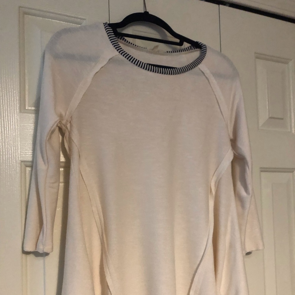 Fun top. Looks adorable with leggings.